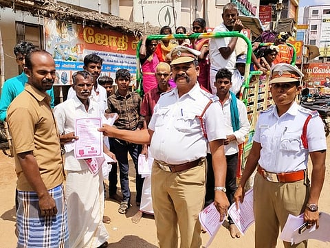 பொன்னமராவதியில் பாதுகாப்பான பயணம் குறித்த விழிப்புணா்வு துண்டுபிரசுரங்களை வழங்கும் போக்குவரத்துக் காவல்துறையினா்.