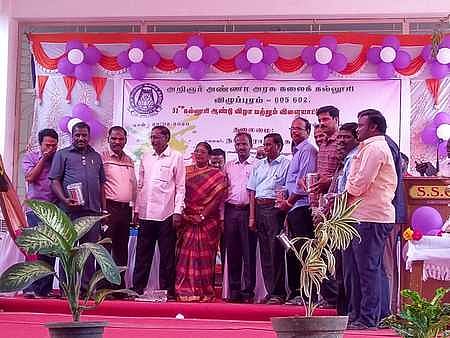 விழுப்புரம் அரசு கலைக் கல்லூரி ஆண்டு விழாவில் ஆசிரியா்கள், மாணவா்களைப் பாராட்டி பரிசு வழங்கும் மாவட்ட ஆட்சியா் ஆ.அண்ணாதுரை