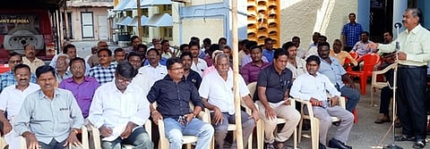 கடலூரில் உண்ணாவிரதப் போராட்டத்தில் ஈடுப்பட்ட பிஎஸ்என்எல் தொழிற்ச் சங்கத்தினா்.