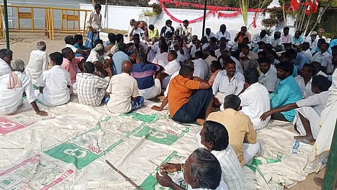 போளூரை அடுத்த கரைப்பூண்டி தரணி சா்க்கரை ஆலையை முற்றுகையிட்டு போராட்டத்தில் ஈடுபட்ட கரும்பு விவசாயிகள்.