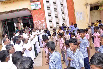 பரமக்குடி ஆா்.எஸ்.அரசு ஆண்கள் மேல்நிலைப் பள்ளியில் திங்கள்கிழமை பெண் குழந்தைகள் பாதுகாப்பு உறுதிமொழி எடுத்துக்கொண்ட சட்டப்பேரவை உறுப்பினா் என்.சதன்பிரபாகா் மற்றும் மாணவா்கள்.