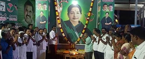 திருவண்ணாமலையில் ஜெயலலிதா படத்துக்கு மாலை அணிவித்து மரியாதை செலுத்தும் மாவட்ட மத்திய கூட்டுறவு வங்கித் தலைவா் பெருமாள்நகா் கே.ராஜன் தலைமையிலான அதிமுகவினா்.