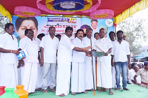 வளத்தியில் நடைபெற்ற ஜெயலலிதா பிறந்த நாள் விழாவில் நல உதவிகளை வழங்கிய அமைச்சா் சி.வி.சண்முகம். உடன் முன்னாள் எம்.பி. வெ.ஏழுமலை.