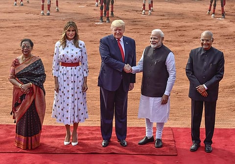 குடியரசுத் தலைவர் மாளிகையில் அமெரிக்க அதிபர் டிரம்ப் - மெலானியாவுக்கு அரசு முறை வரவேற்பு அளிக்கப்பட்டது.