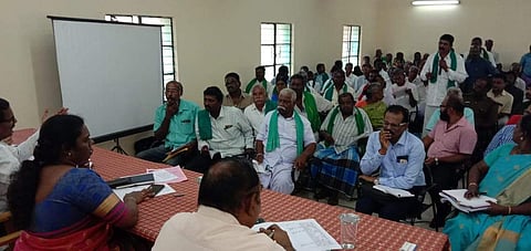 கரும்பு பயிர் செய்ய கருவி வழங்காமல் அலைக்கழிப்பு: விவசாயிகள் புகார்