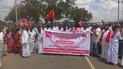 இளையான்குடி அருகே பயிர் காப்பீடு வழங்கக்கோரி கிராம மக்கள் சாலை மறியல்