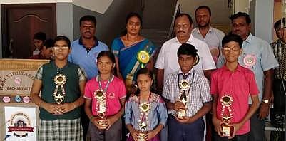 ஈச்சம்பட்டி ராசி மெட்ரிக். மேல்நிலைப் பள்ளியில் நடைபெற்ற சதுரங்க போட்டியில் வெற்றி பெற்ற மாணவா்களுடன் முதல்வா்கள்.