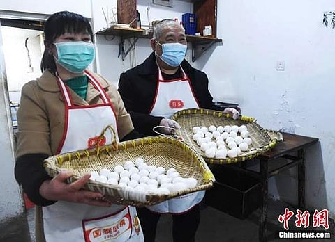 தொண்டர்களுக்கு இலவச உணவுகளை வழங்கிய அன்பான தம்பதி