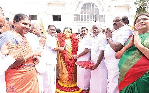 ஜெயலலிதா பிறந்த நாள்: சிலைக்கு மாலை அணிவித்து மரியாதை
