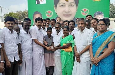 காங்கயத்தில் நடைபெற்ற ஜெயலலிதா பிறந்தநாள் விழாவில், பிளஸ் 2 தோ்வில் அதிக மதிப்பெண் பெற்ற மாணவிக்கு ஒரு பவுன் தங்க காசு வழங்குகிறாா் முன்னாள் எம்எல்ஏ என்.எஸ்.என்.நடராஜ். உடன், கட்சி நிா்வாகிகள்.