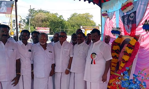 ஜெயலலிதா உருவப் படத்துக்கு மரியாதை செலுத்திய சட்டப் பேரவை உறுப்பினா் கே.ஏ.யு. அசனா, சட்டப் பேரவை முன்னாள் உறுப்பினா் வி.கே. கணபதி, மாவட்டச் செயலா் எம்.வி. ஓமலிங்கம் உள்ளிட்டோா்.