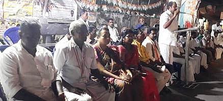 போராட்டத்தில் பங்கேற்றோா்.