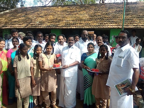 திருவெண்காடு அருகே மணிக்கிராமம் அரசினா் நடுநிலைப் பள்ளியில் மாணவா்களுக்கு நோட்டுப் புத்தகங்கள் வழங்கிய எம்.எல்.ஏ. பாரதி.