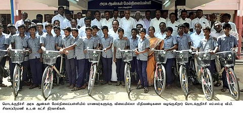 மாணவா்களுக்கு விலையில்லா மிதிவண்டிகளை வழங்கிய எம்.எல்.ஏ. வி.பி.சிவசுப்பிரமணி. உடன், கட்சி நிா்வாகிகள்.