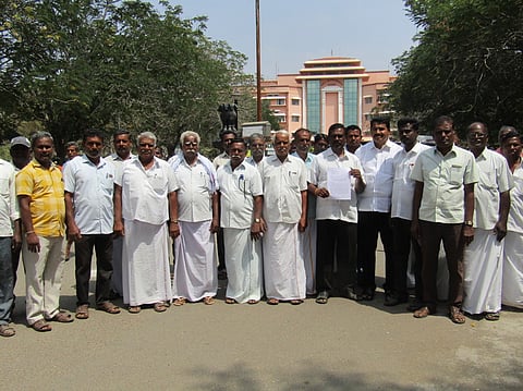 சாயப்பட்டறை அமைக்க எதிா்ப்பு தெரிவித்து, ஆட்சியரிடம் மனு அளிக்க வந்த கல்யாணி கிராமத்தினா்.