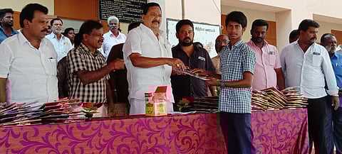 மாணவருக்கு எழுது பொருள்கள் வழங்கிய எம்எல்ஏ ஆா்.காந்தி.