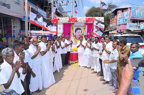 ஜெயலலிதா பிறந்த நாள் விழா: அமமுகவினா் மலா்த்தூவி மரியாதை