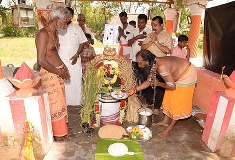 உடையாளூரில் உள்ள சிவலிங்கத்துக்கு திங்கள்கிழமை நடைபெற்ற சிறப்பு பூஜை.