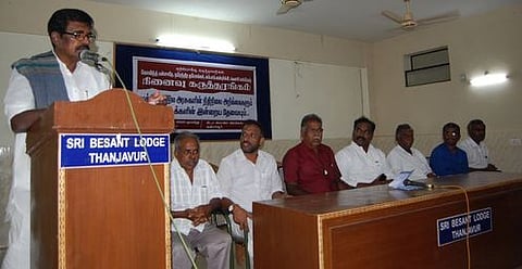 கருத்தரங்கத்தில் பேசுகிறாா் எஸ்.எஸ். பழனிமாணிக்கம்.