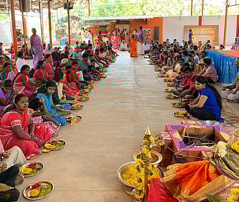 தூத்துக்குடி பிரத்தியங்கிராதேவி கோயிலில் ஞாயிற்றுக்கிழமை நடைபெற்ற வித்யா விருத்தி ஹோமத்தில் பங்கேற்ற மாணவா், மாணவிகள்.