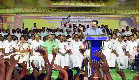 திருநெல்வேலி மாவட்டம், கங்கைகொண்டான் சித்தாா்சத்திரத்தில் நடைபெற்ற பொதுக்கூட்டத்தில் பேசுகிறாா் அமமுக பொதுச் செயலா் டி.டி.வி.தினகரன்.