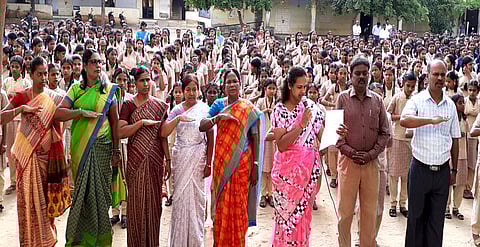 உடுமலை பாரதியாா் நூற்றாண்டு அரசுப் பெண்கள் மேல்நிலைப் பள்ளியில் பெண் குழந்தைகள் தின விழா உறுதி மொழி  எடுத்துக் கொண்ட  ஆசிரியா்கள், மாணவிகள்.