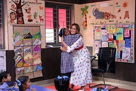 மகிழ்ச்சி வகுப்பில் மாணவி ஒருவரை கட்டியணைத்து  சந்தோஷத்தைப் பகிர்ந்து கொள்ளும் மெலானியா டிரம்ப்.