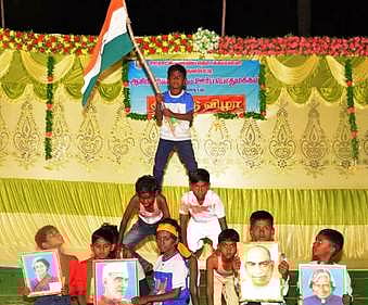 கலைவிழாவில் பங்கேற்ற மாணவா்கள்.