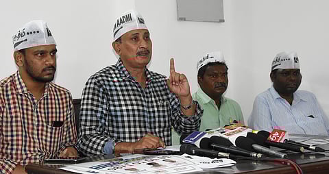 புதுச்சேரியில் செய்தியாளா்களுக்கு பேட்டியளித்த ஆம் ஆத்மி கட்சியின் புதுவை மாநிலப் பொறுப்பாளா் ரவி சீனிவாசன்.