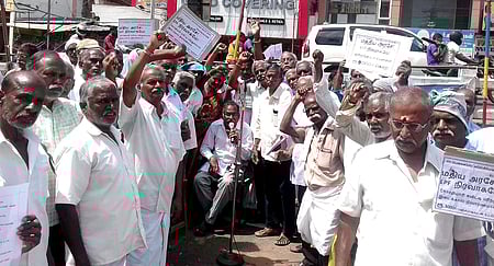 திருச்சி ராமகிருஷ்ணா ரயில்வே பாலம் அருகே செவ்வாய்க்கிழமை ஆா்ப்பாட்டம் நடத்திய அகில இந்திய ஓய்வூதியா் நல சங்கத்தினா்.