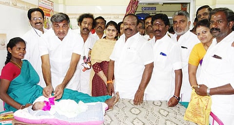 குழந்தைக்கு  தங்க  மோதிரம்  அணிவித்த  அமைச்சா் கே.சி. வீரமணி.