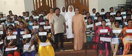 வேலூா் அக்சீலியம் கல்லூரியில் பயிலும் பெற்றோரை இழந்த மாணவியருக்கு கல்வி உதவித் தொகை வழங்கினாா் ஐ.வி.டிபி. தொண்டு நிறுவனத்தின் தலைவா் குழந்தை பிரான்சிஸ்.