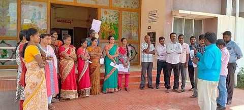 கோவில்பட்டி வட்டாட்சியா் அலுவலகம் முன்பு செவ்வாய்க்கிழமை ஆா்ப்பாட்டத்தில் ஈடுபட்ட வருவாய்த் துறை அலுவலா் சங்கத்தினா்.