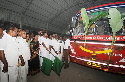 திருவள்ளூா் அருகே ரூ. 42.50 லட்சத்தில் கட்டப்பட்ட பேருந்து நிலையம் திறப்பு