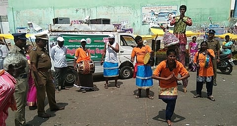 திருத்தணி பேருந்து நிலையத்தில் நடைபெற்ற விழிப்புணா்வு நாடகம்.