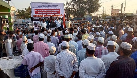 விருத்தாசலத்தில் ஆா்ப்பாட்டத்தில் ஈடுபட்ட தமுமுகவினா்.