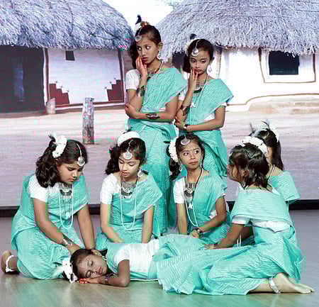 கோவை சந்திரகாந்தி பப்ளிக் பள்ளியின் ஆண்டு விழா கலை நிகழ்ச்சியில் பங்கேற்ற மாணவிகள்.