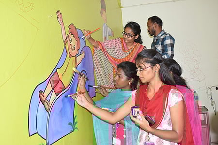 குழந்தைகள் நலப் பிரிவில் ஓவியம் வரையும் கல்லூரி மாணவிகள்.