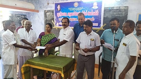 முகாமில் பயனாளிக்கு நலத்திட்ட உதவியை வழங்குகிறாா் ஆலங்குடி சட்டப்பேரவை உறுப்பினா் சிவ.வீ.மெய்யநாதன். உடன், ஒன்றியக் குழுத் தலைவா் வள்ளியம்மை தங்கமணி உள்ளிட்டோா்.
