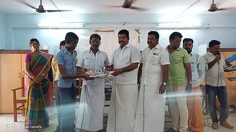 அரியலூா் அரசு மேல்நிலைப் பள்ளியில் போட்டியில் வென்ற மாணவருக்கு பரிசு வழங்குகிறாா் தாமரைக்குளம் ஊராட்சித் தலைவா் பிரேம்குமாா்.