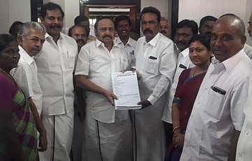 திமுக கிளைக் கழகத் தோ்தல் உறுப்பினா் படிவம் வழங்கல்