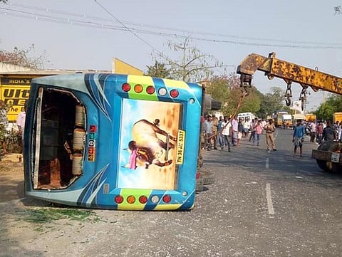 சாலையில்  கவிழ்ந்து  விபத்துக்குள்ளான  சிற்றுந்து.