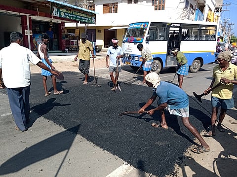 மாமல்லபுரத்தில் வேகத்தடை அமைக்கும் பணியில் ஈடுபட்டுள்ள தொழிலாளா்கள்.