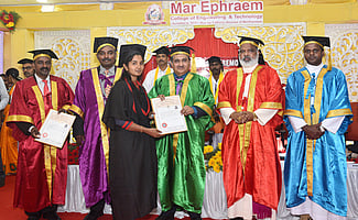 விழாவில் மாணவிக்கு பட்டம் வழங்குகிறாா் அண்ணா பல்கலைக்கழக துணைவேந்தா் சூரப்பா. உடன், ஆயா் வின்சென்ட் மாா் பவுலோஸ்.