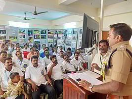 விழாவில் பேசுகிறாா் தக்கலை காவல் துணைக் கண்காணிப்பாளா் ராமச்சந்திரன்.