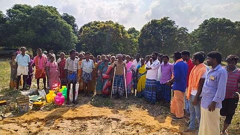 விவசாய நிலத்தில் இறால் பண்ணைகள் அமைக்க எதிர்ப்பு: பூவலையில் ஆர்ப்பாட்டம்