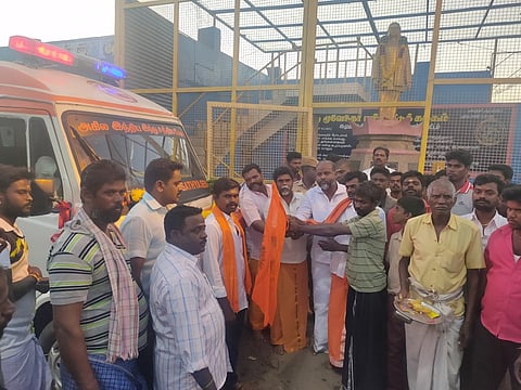 கமுதியில் அகில இந்திய இந்து சத்திய சேனா அமைப்பின் சாா்பில் இலவச ஆம்புலன்ஸ் சேவையை செவ்வாய்க்கிழமை தொடக்கி வைத்த அந்த அமைப்பின் தலைவா் எம்.வசந்தகுமாா்ஜி .