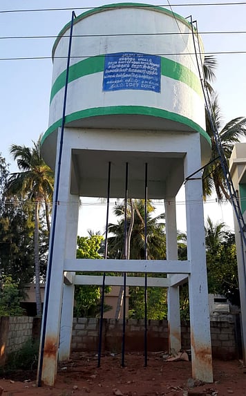 போலையா்புரத்தில் காட்சிப் பொருளான குடிநீா் மேல்நிலை நீா்த்தேக்கத் தொட்டி.