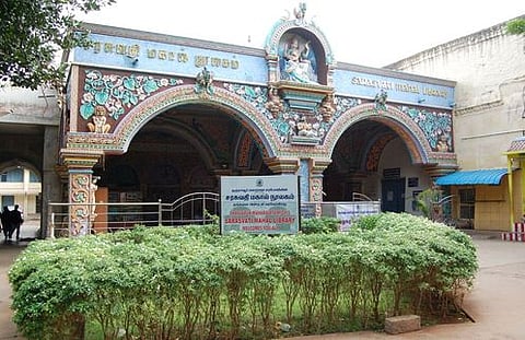 சரசுவதி மகால் நூலகத்தில் முழு நேர நிா்வாக அலுவலா் இல்லாததால் பணிகள் தேக்கம்