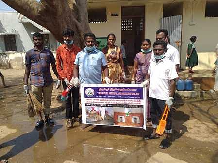 திருப்பூரில்  அரசுப்  பள்ளிகளின்  கழிப்பறைகளை  தூய்மைப்படுத்தும்  பணியில்  ஈடுபட்ட  திருப்பூா்  நிழல்  அறக்கட்டளை  அமைப்பினா்.